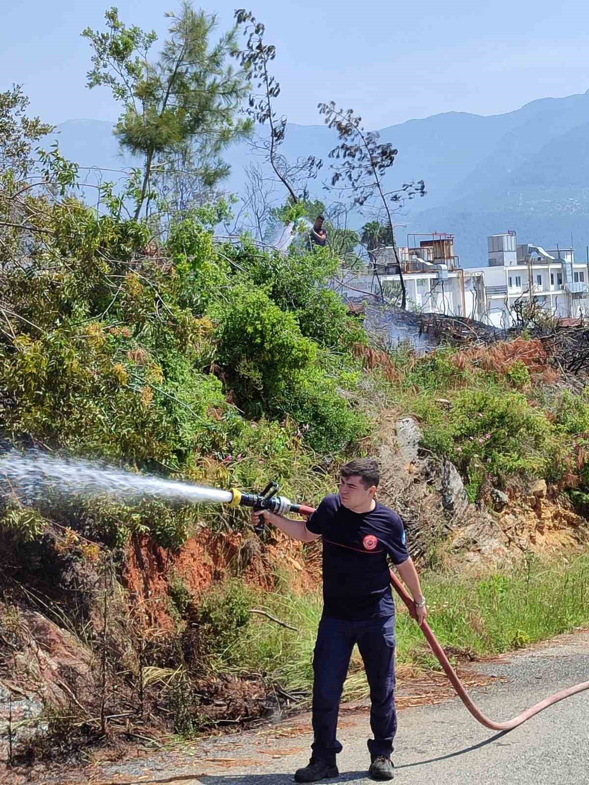 Alanya&rsquo;da makilik alandaki yangın ormana sı&ccedil;ramadan s&ouml;nd&uuml;r&uuml;ld&uuml;
