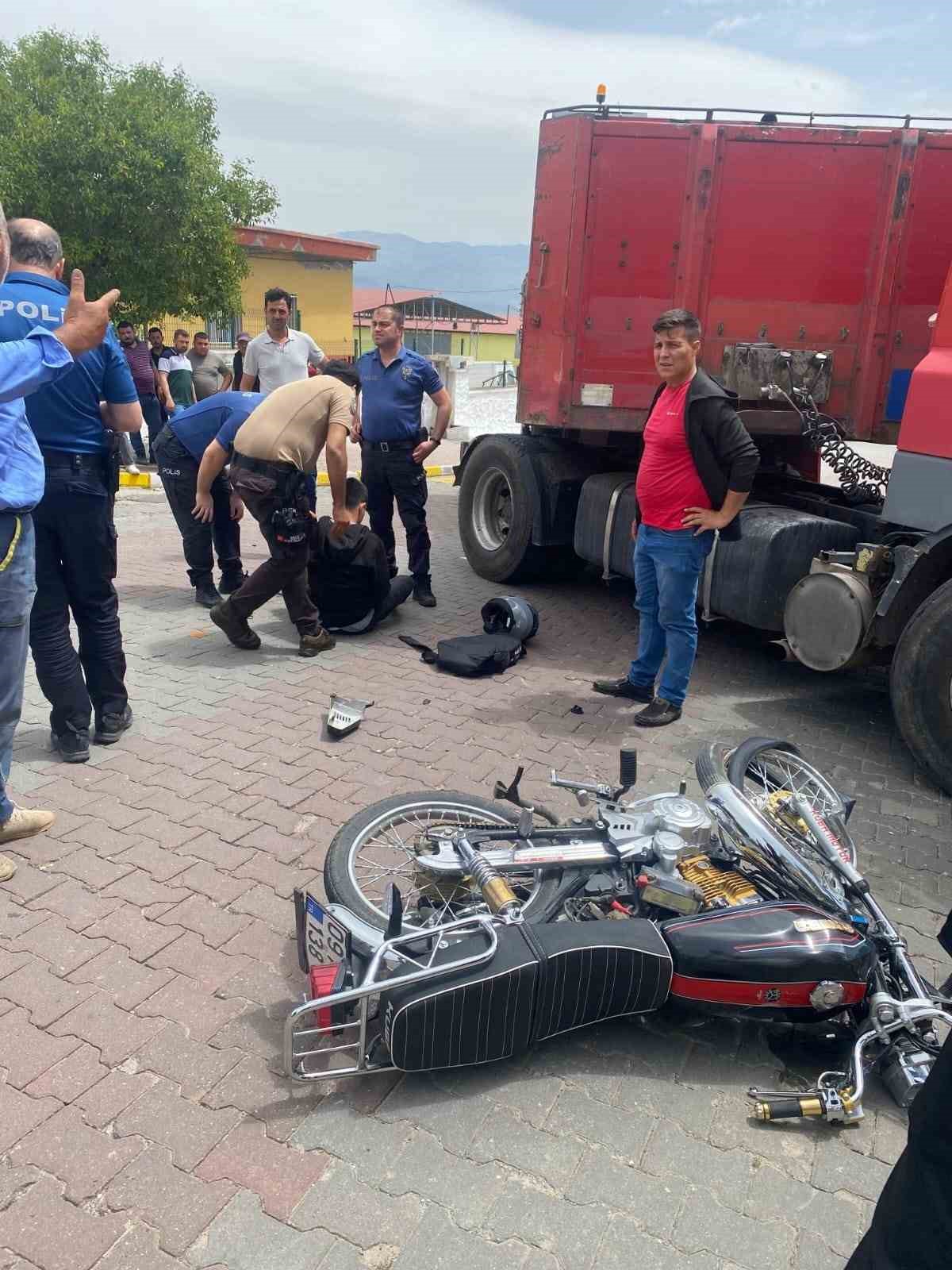 Bozdoğan’da tır ile motosiklet çarpıştı: 1 yaralı
