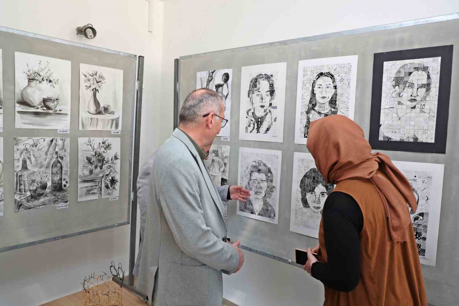 Resim bölümü öğrencilerinden ilk sergi heyecanı