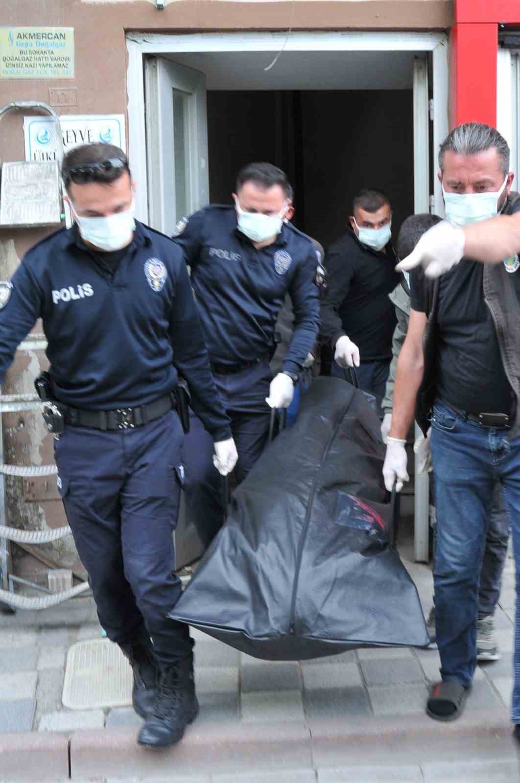 Apartmandan gelen k&ouml;t&uuml; koku cesedi ortaya &ccedil;ıkardı
