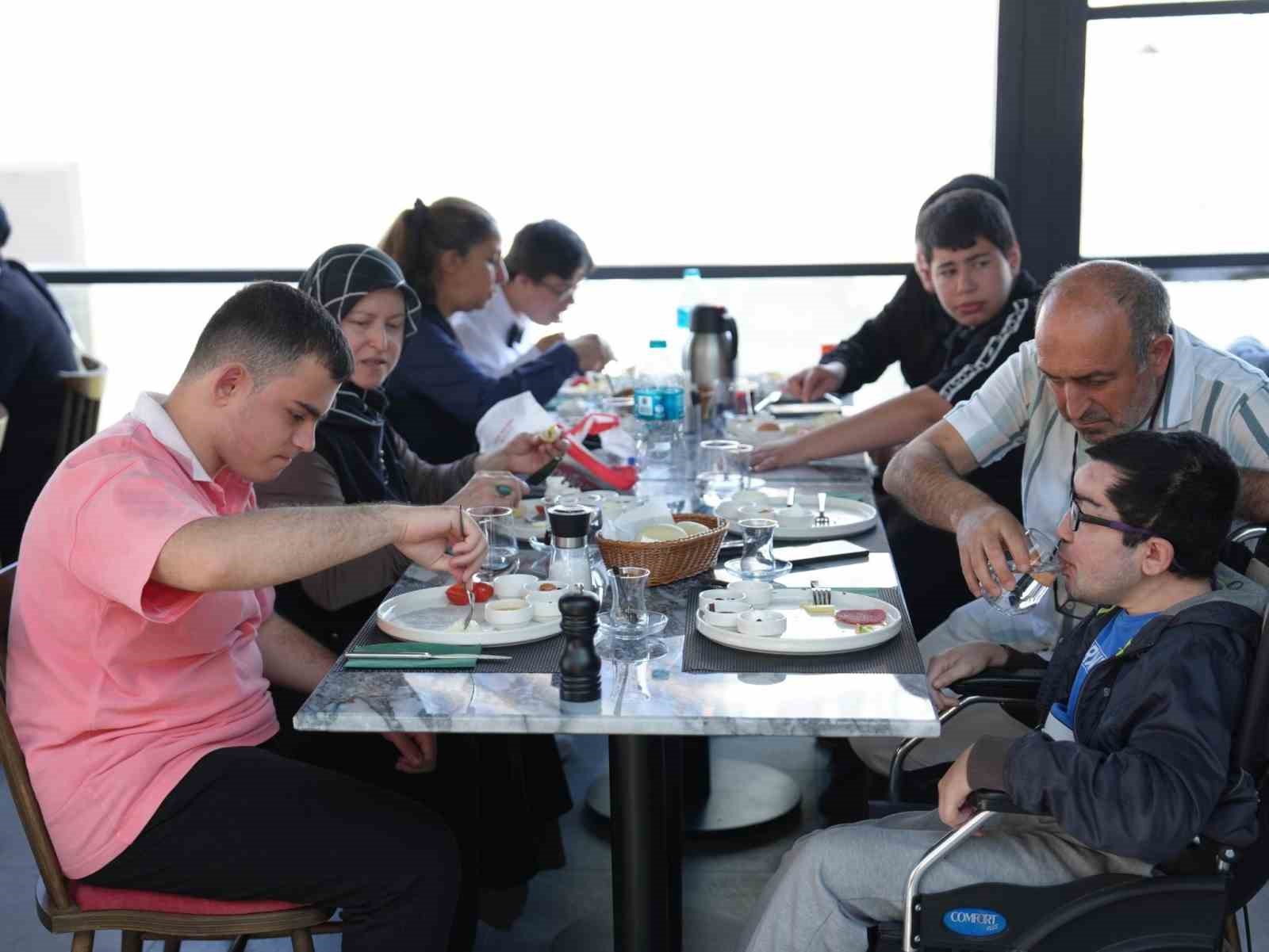 Engelliler Haftası’nda anlamlı buluşma: İki yeni merkezin müjdesini verdi
