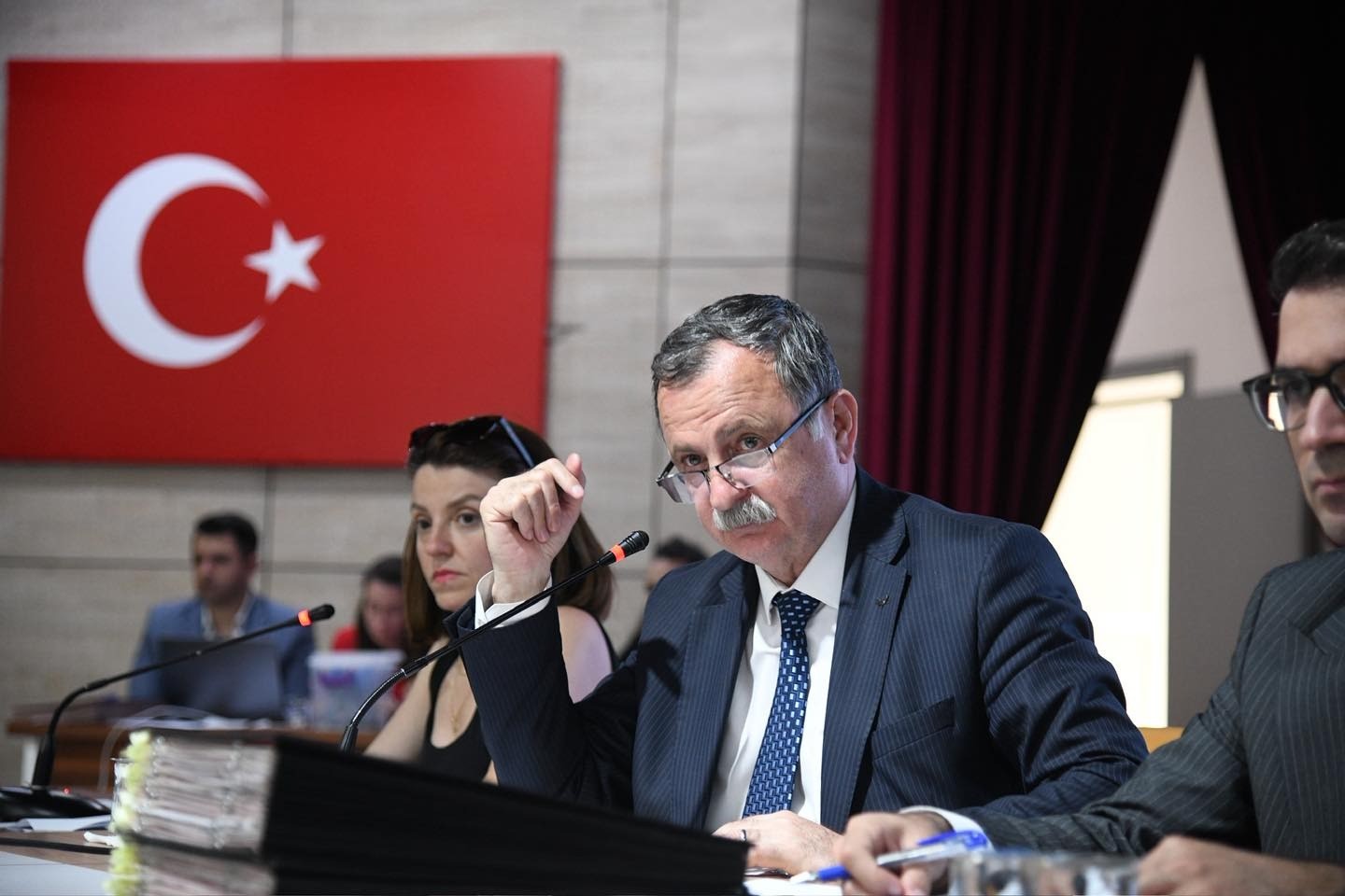 Yunusemre Belediye Meclisi&rsquo;nden &Ouml;zg&uuml;r &Ouml;zel&rsquo;e yapılan saldırıya kınama
