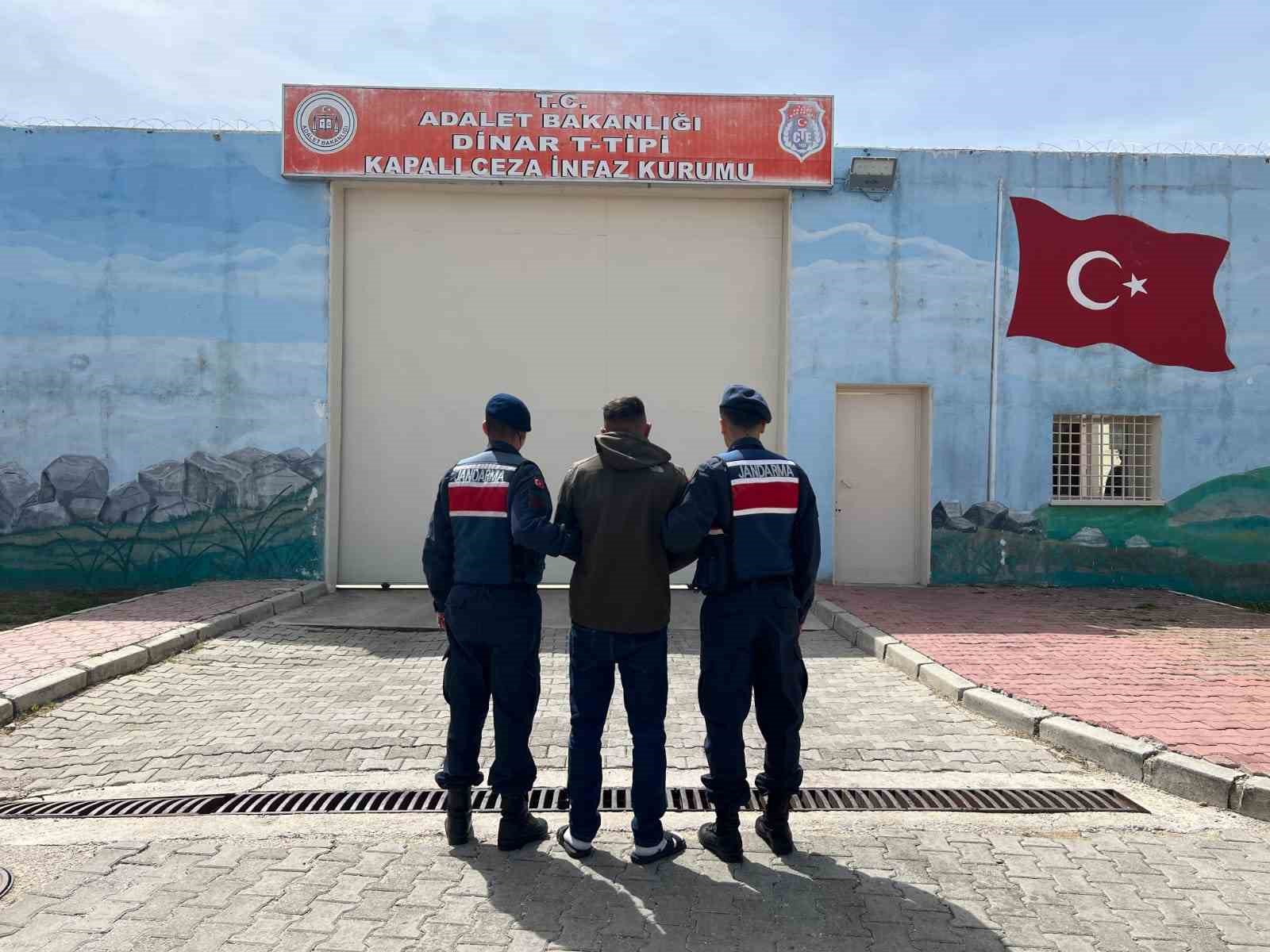 Hırsızlık suçundan aranan şahsı jandarma yakaladı