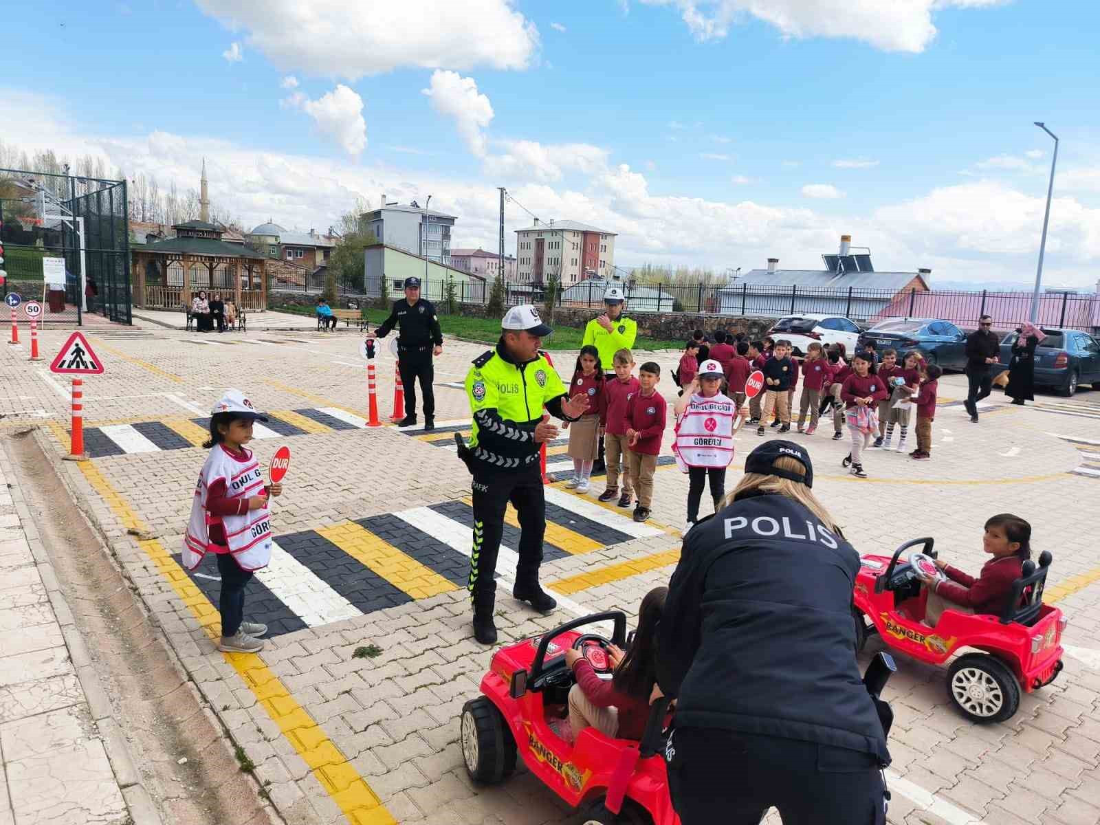 Aydıntepe&rsquo;de Trafik Haftası nedeniyle etkinlik d&uuml;zenlendi
