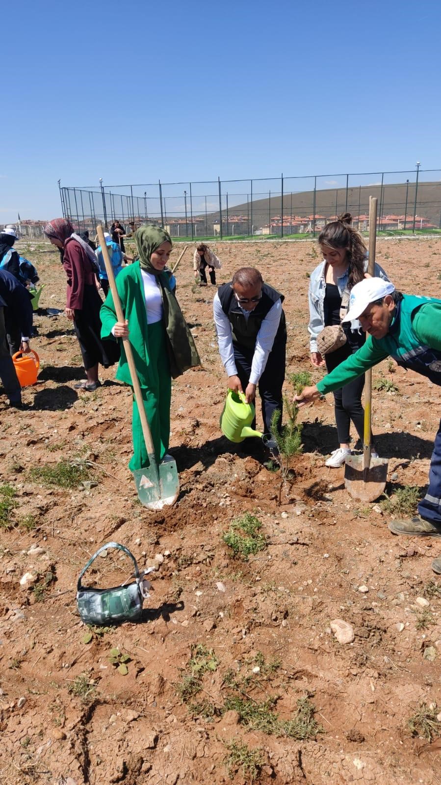 B&uuml;y&uuml;kşehir, Pınarbaşı&rsquo;daki eğitim yuvasına 2 bin 500 fidan dikti
