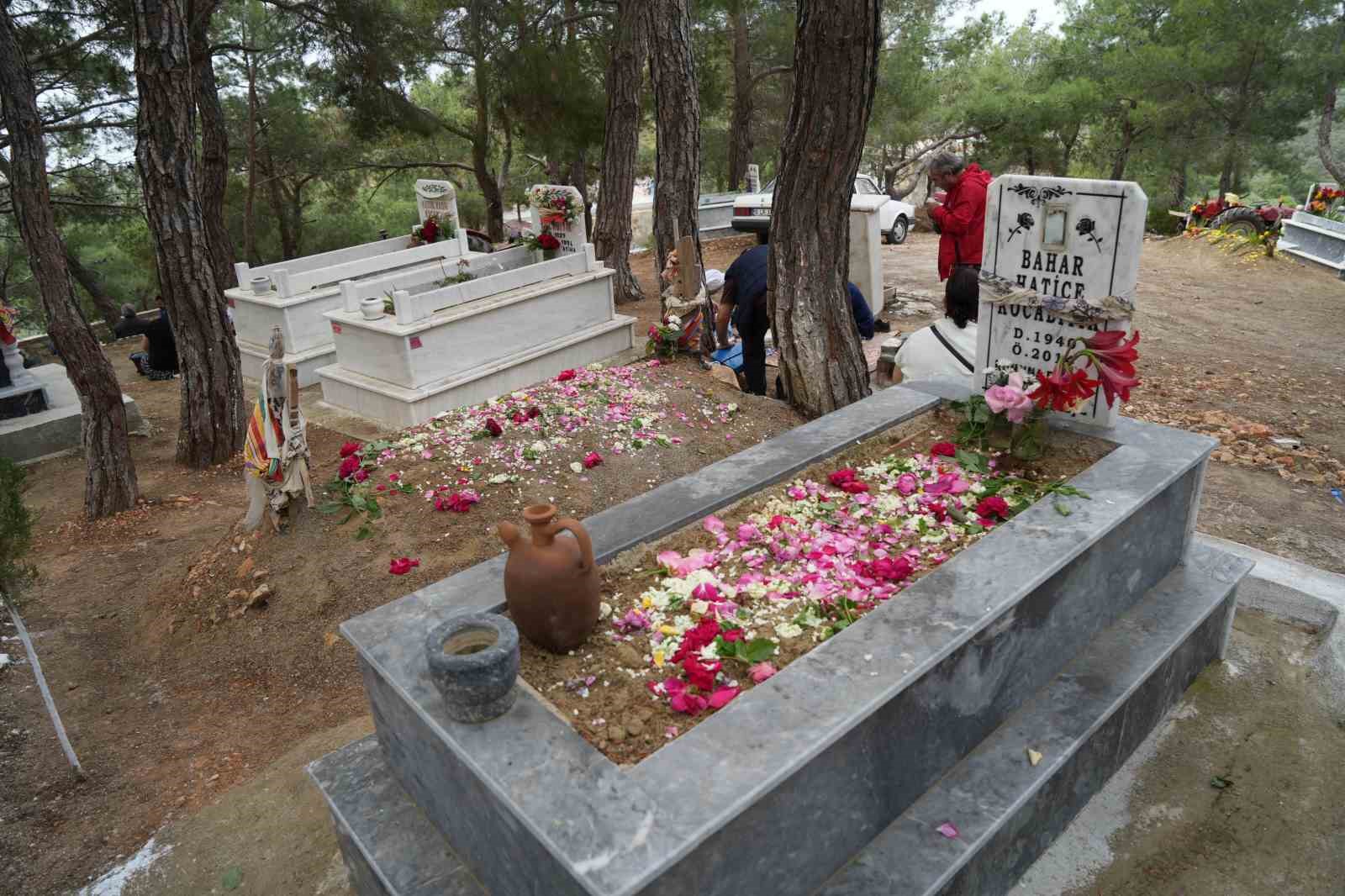 Kazdağları eteklerindeki mezarlıkta 600 yıllık Hıdırellez geleneği s&uuml;rd&uuml;r&uuml;l&uuml;yor
