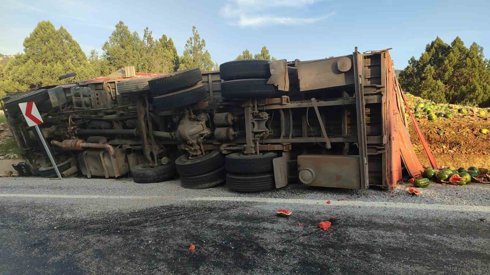 Antalya’da karpuz yüklü kamyon devrildi, tonlarca karpuz yol kenarına savruldu