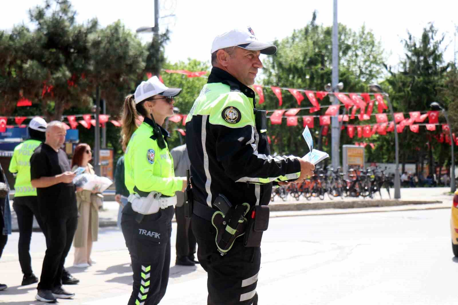 Trafik kuralları için kendisini bilgilendiren polisi tebrik etti: Kuralları ihlal edenlere böyle tepki gösterdi