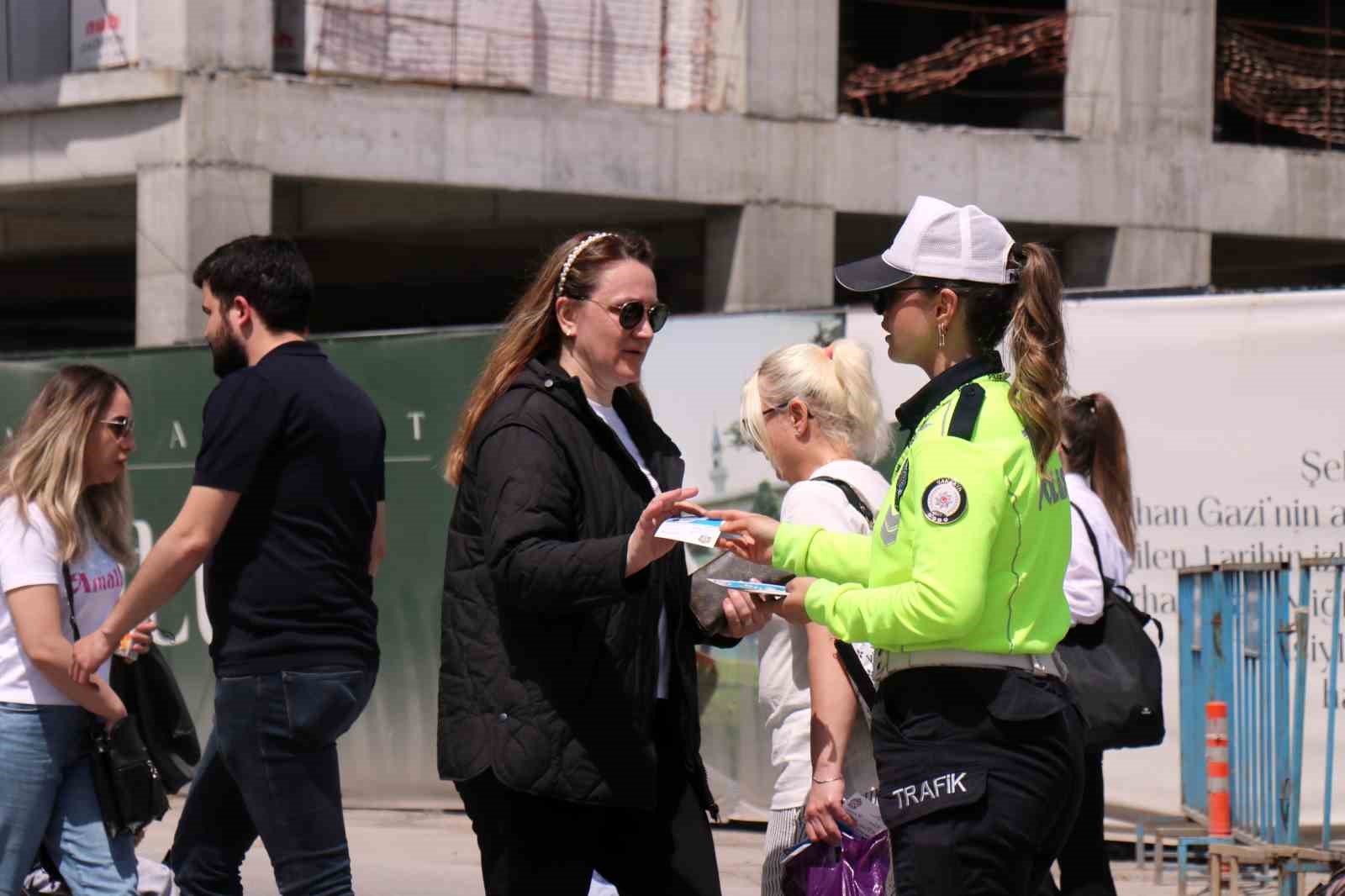 Trafik kuralları i&ccedil;in kendisini bilgilendiren polisi tebrik etti: Kuralları ihlal edenlere b&ouml;yle tepki g&ouml;sterdi

