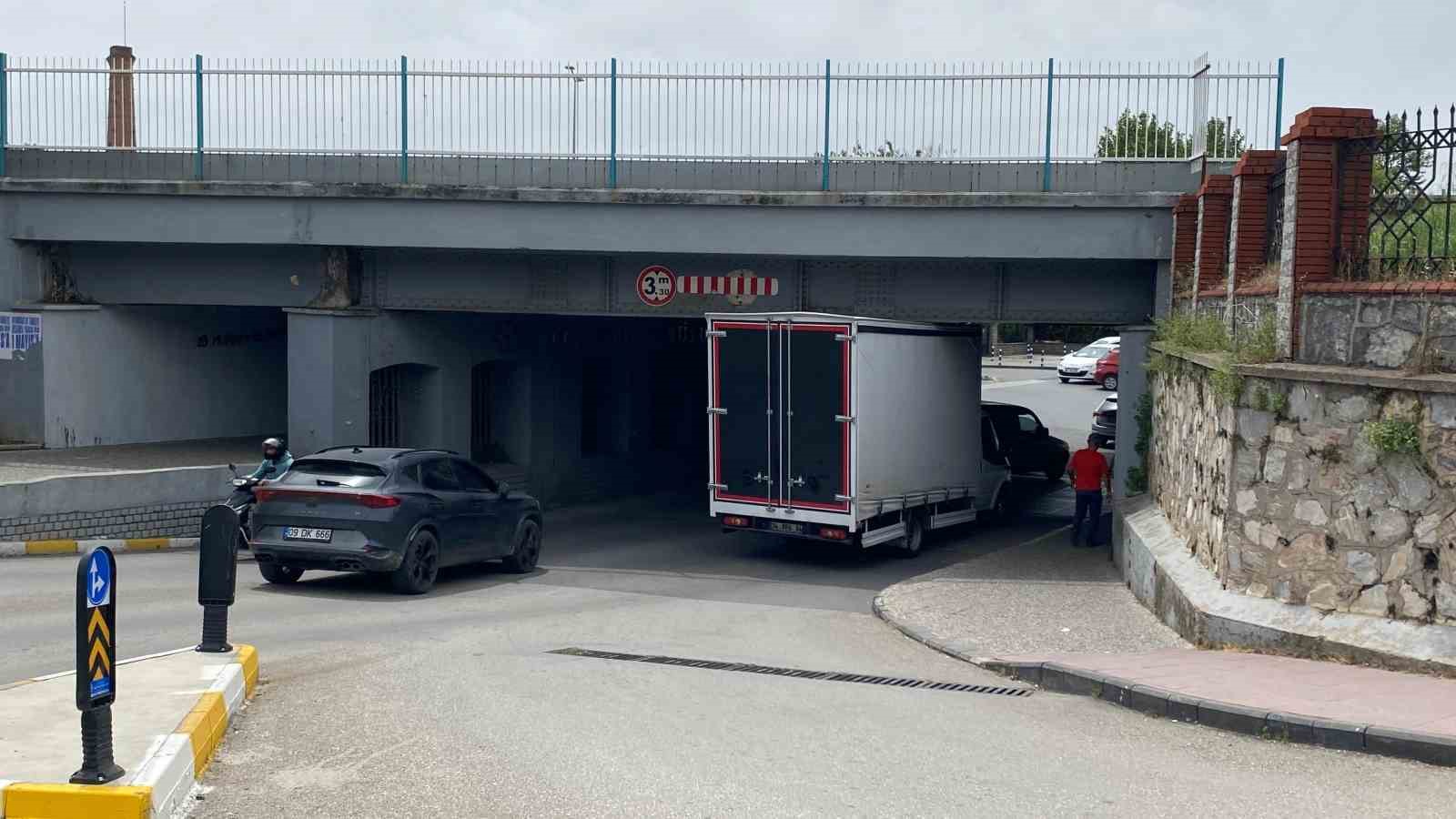 Ticari araç tren yolu alt geçitte sıkıştı
