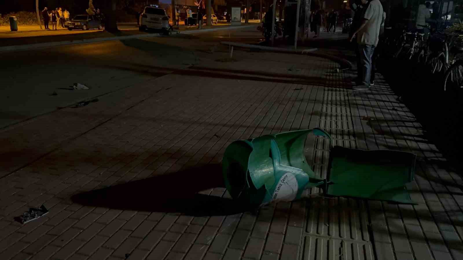 Alkoll&uuml; s&uuml;r&uuml;c&uuml; ortalığı savaş alanına &ccedil;evirdi, kazayı yaralanmadan atlattı
