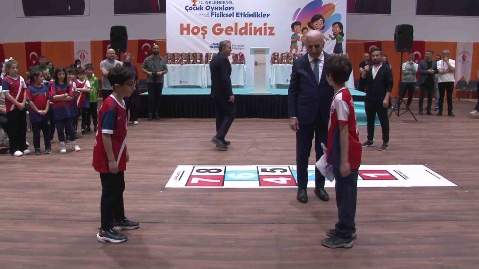 Ümraniye’de, ’Geleneksel Çocuk Oyunları ve İlkokullar Arası Fiziksel Etkinlikler’de ödüller sahiplerini buldu
