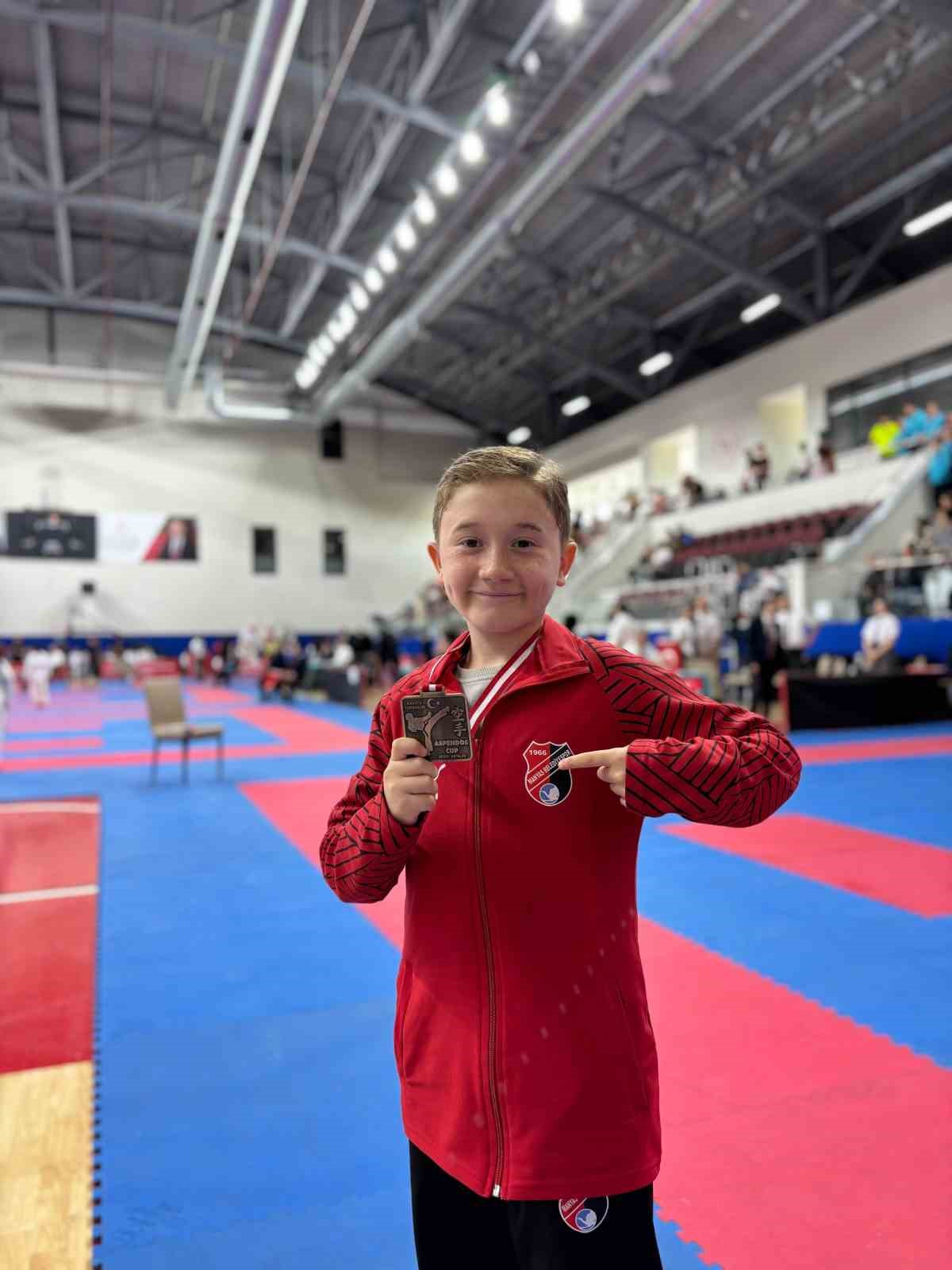 Manyaslı yıldız karateciler Antalya’dan madalyalarla döndü