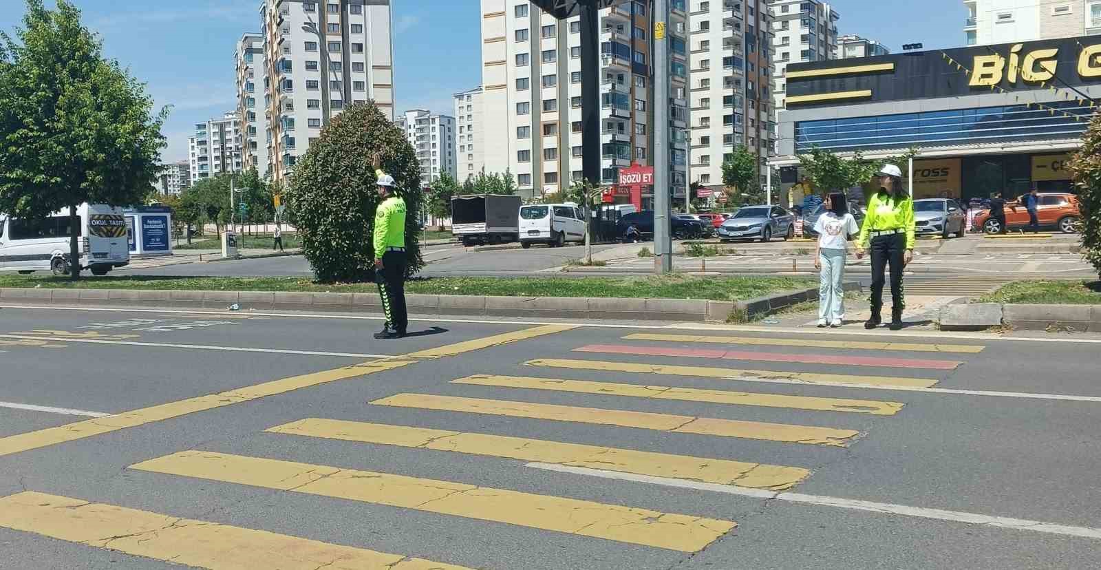 Diyarbakır’da Trafik Haftası’nda çocuklara kurallar anlatıldı
