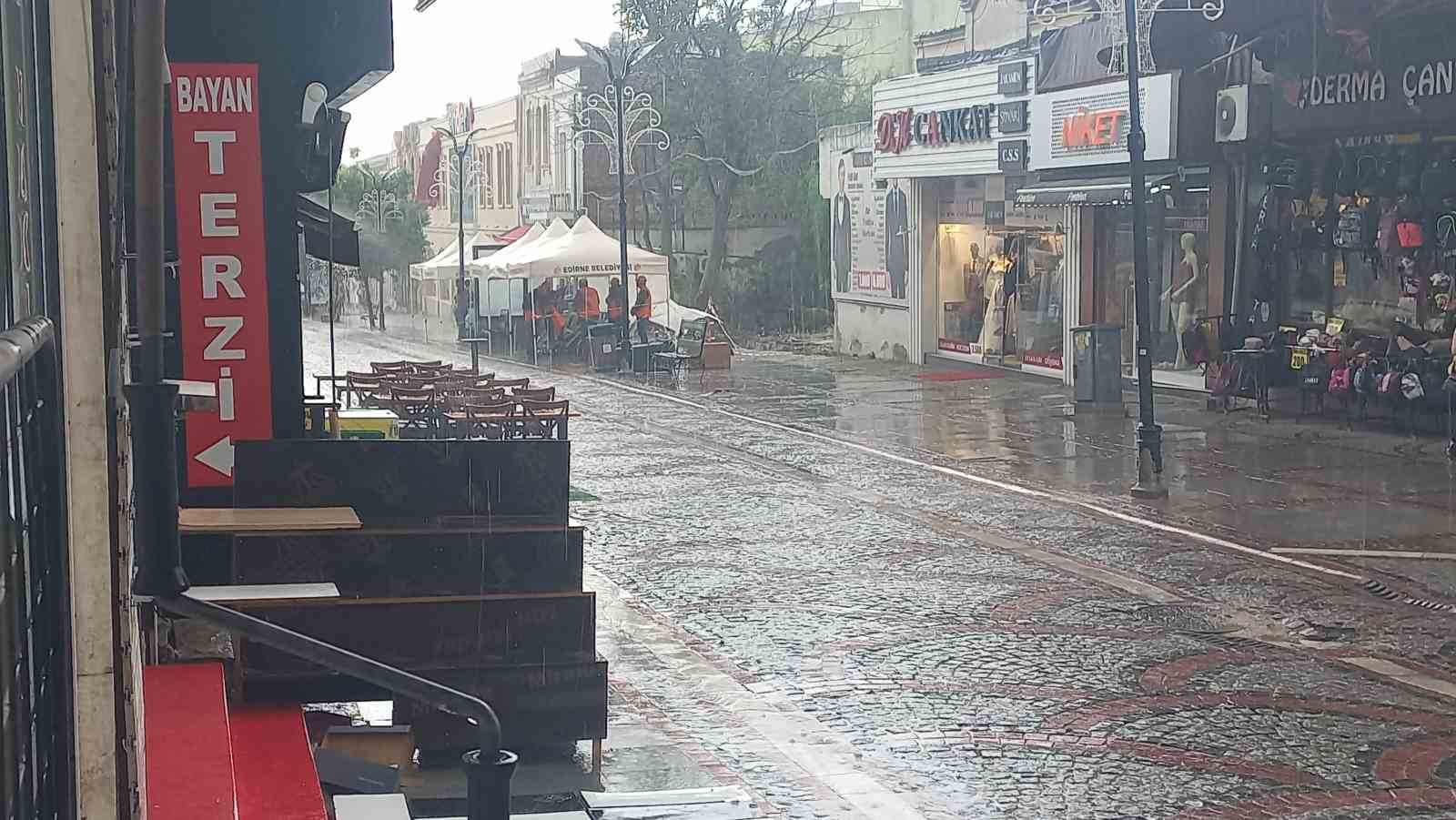 Edirne’de şiddetli yağış ve dolu hayatı olumsuz etkiledi
