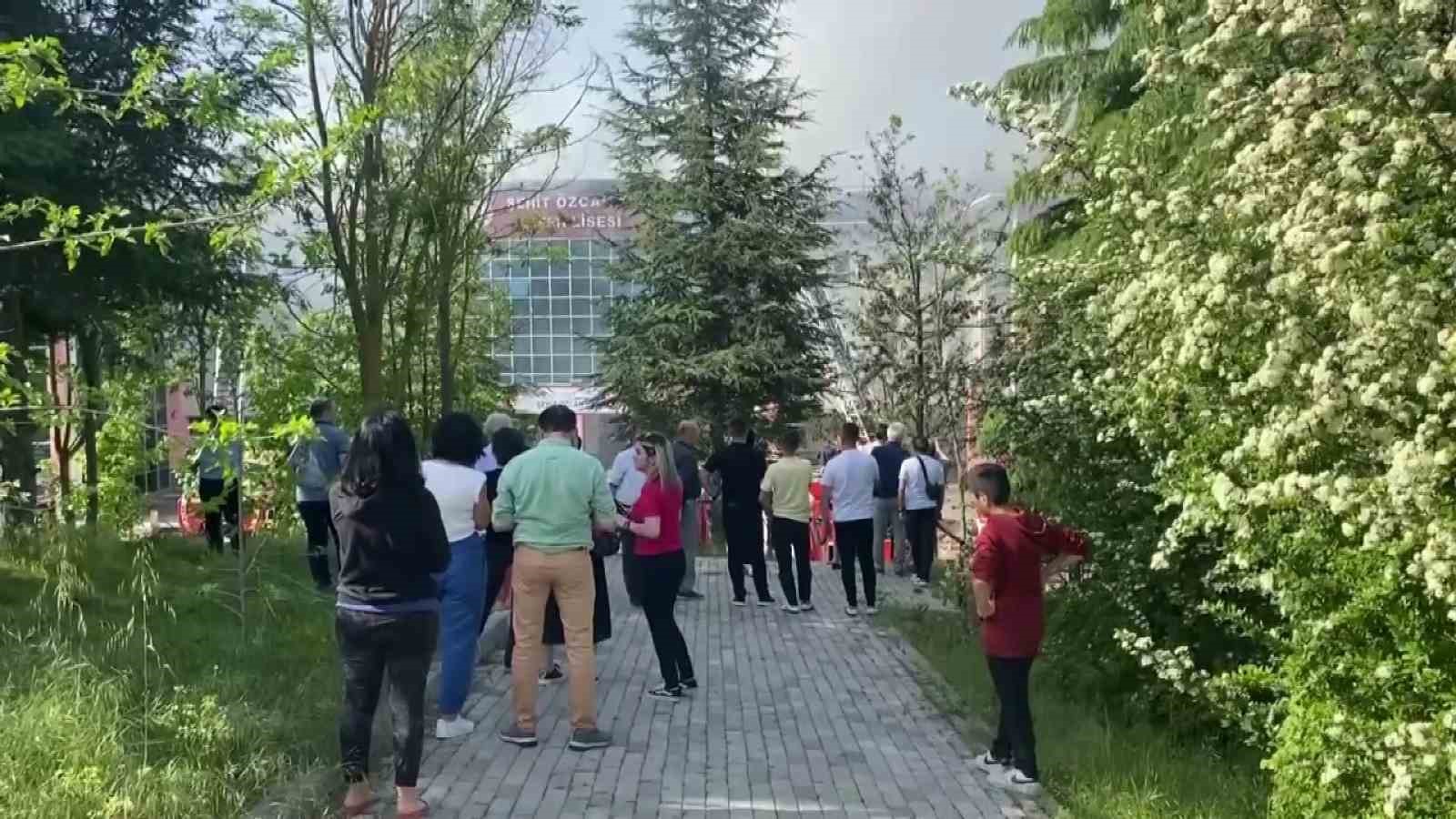 Okulun çatısı çıkan yangında küle döndü