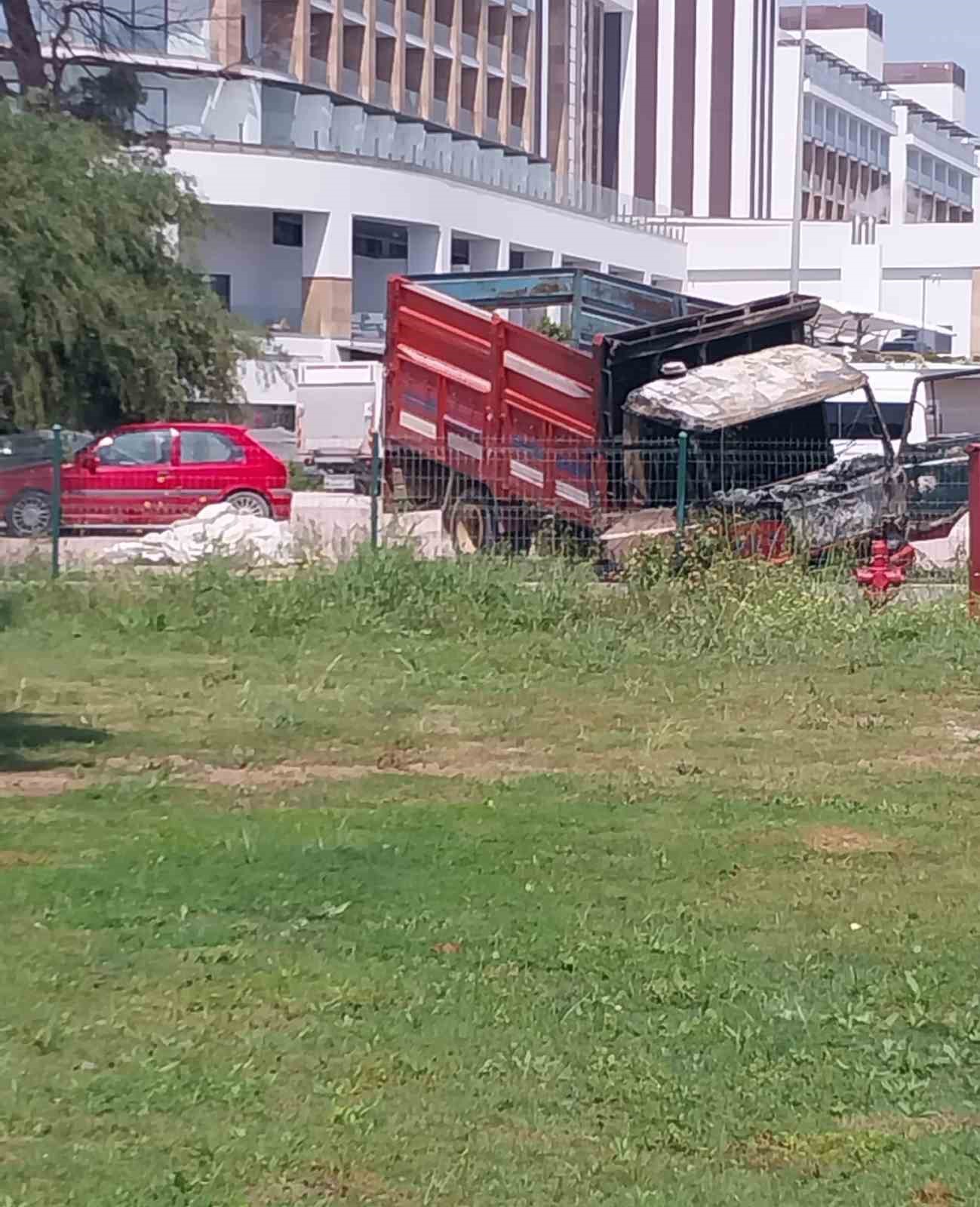 Kamyonette çıkıp çam ağacına sıçrayan yangın söndürüldü