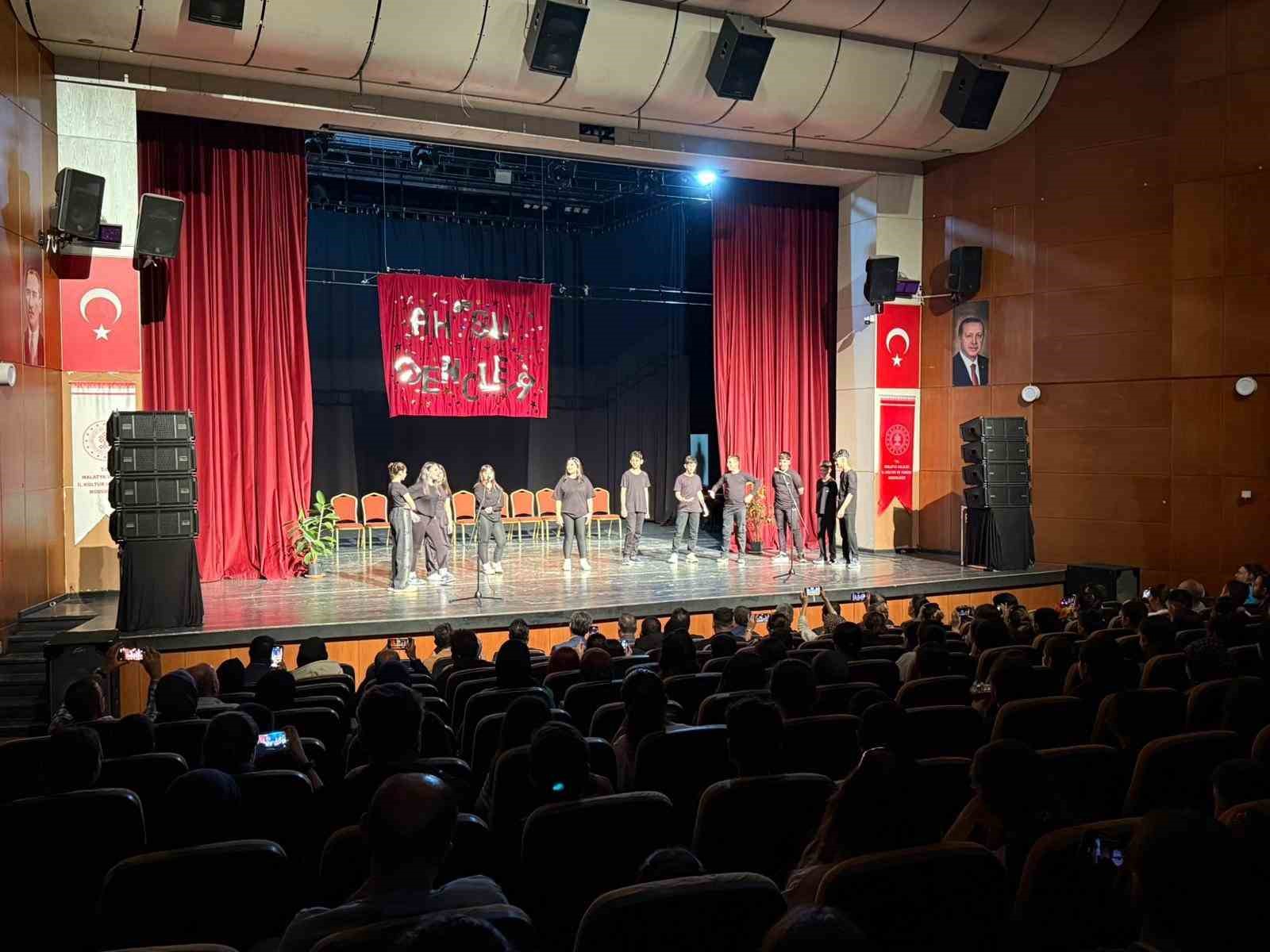Malatya’da öğrencilerden Turgut Özakman oyunu