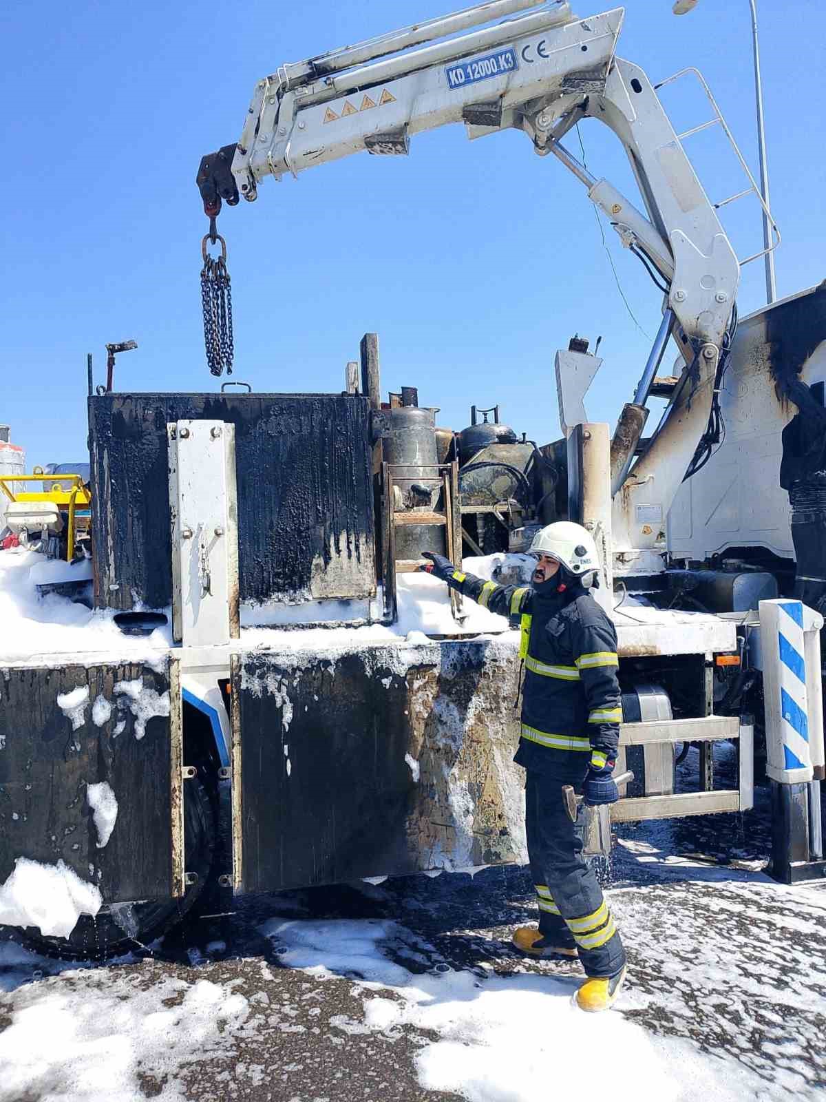 Tüplerin de bulunduğu kamyon kasasında yangın