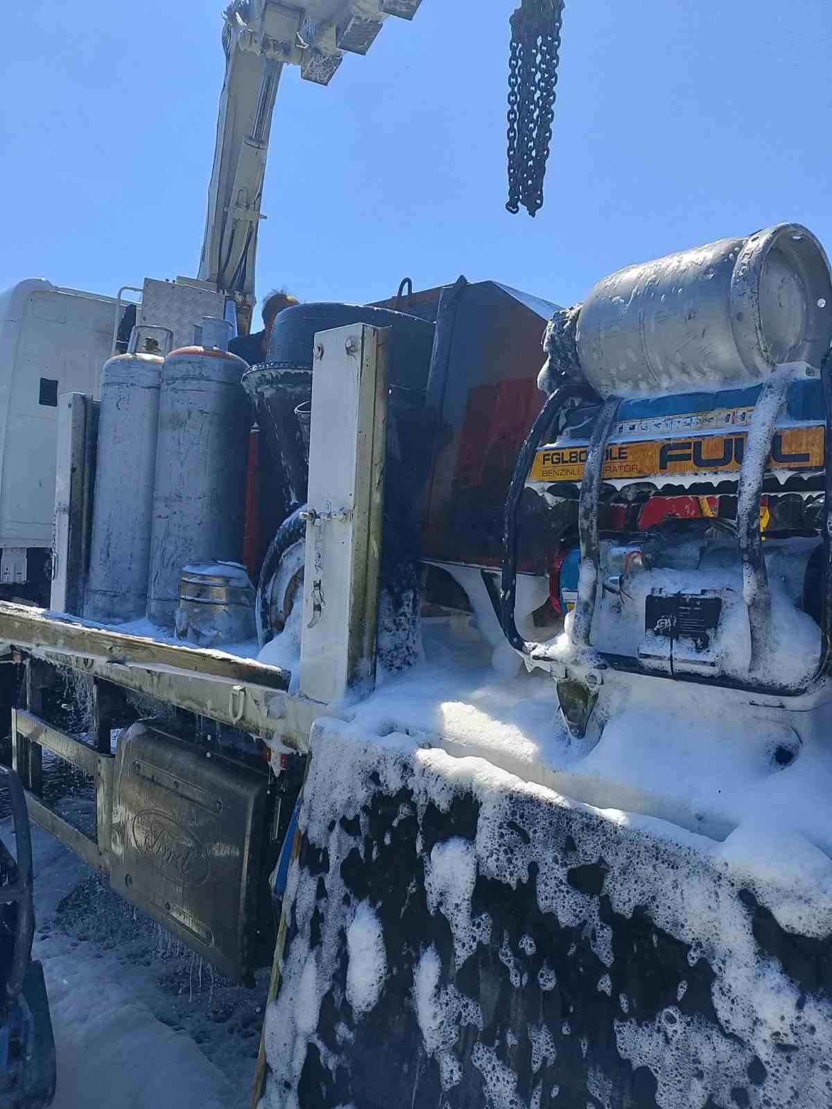 T&uuml;plerin de bulunduğu kamyon kasasında yangın
