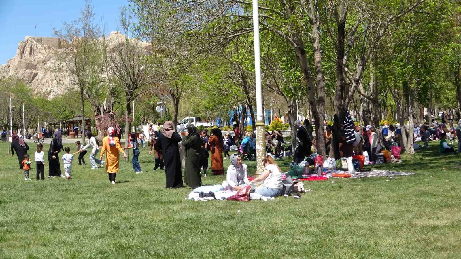 Van’da Hıdırellez etkinliği renkli görüntülere sahne oldu