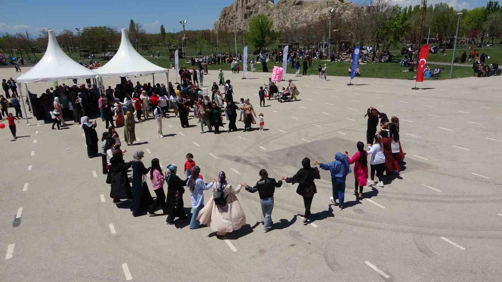 Van&rsquo;da Hıdırellez etkinliği renkli g&ouml;r&uuml;nt&uuml;lere sahne oldu
