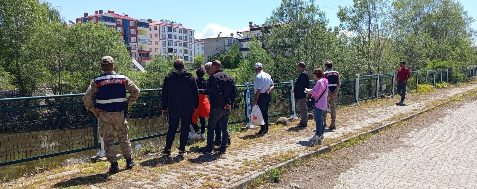 Karako&ccedil;an&rsquo;da deredeki balık &ouml;l&uuml;mleri i&ccedil;in numuneler alındı
