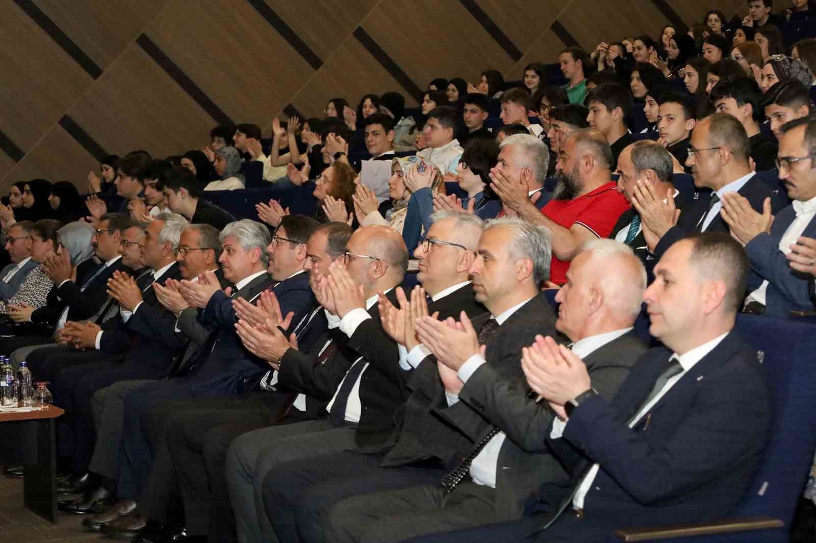 Genç tiyatrocuların sahne aldığı festivalde kazananlar belli oldu