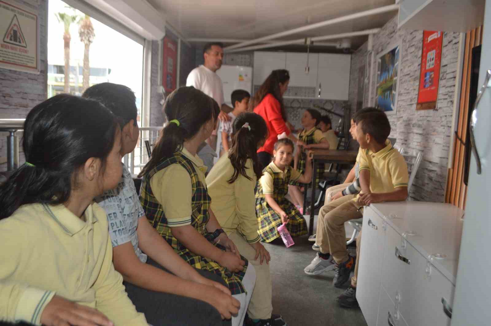 Ayvalık’ta "Deprem Simülasyon Tırı" bilinçlendiriyor