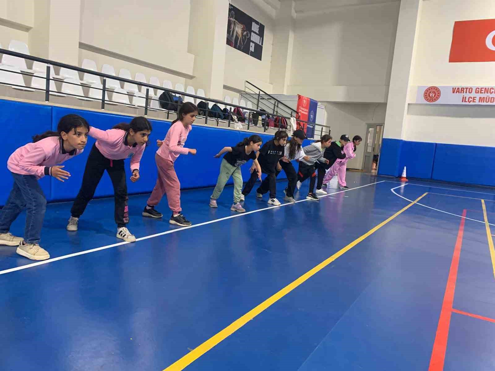 Varto&rsquo;da a&ccedil;ılan atletizm kursunda geleceğin sporcuları yetişiyor
