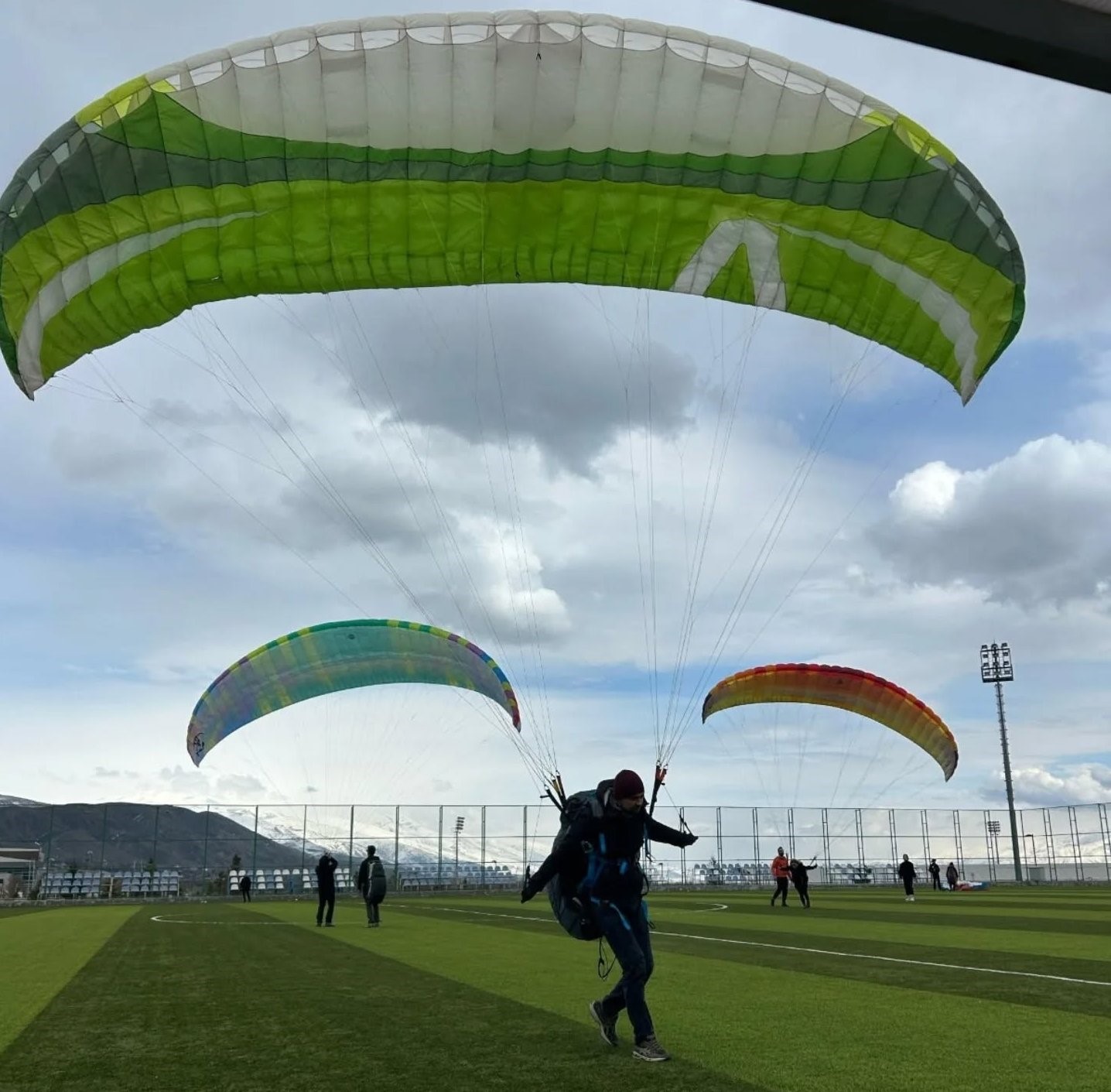 &Uuml;niversite Gen&ccedil; Kanatlar Kul&uuml;b&uuml;, yama&ccedil; paraş&uuml;t&uuml; deneyimi yaşadı
