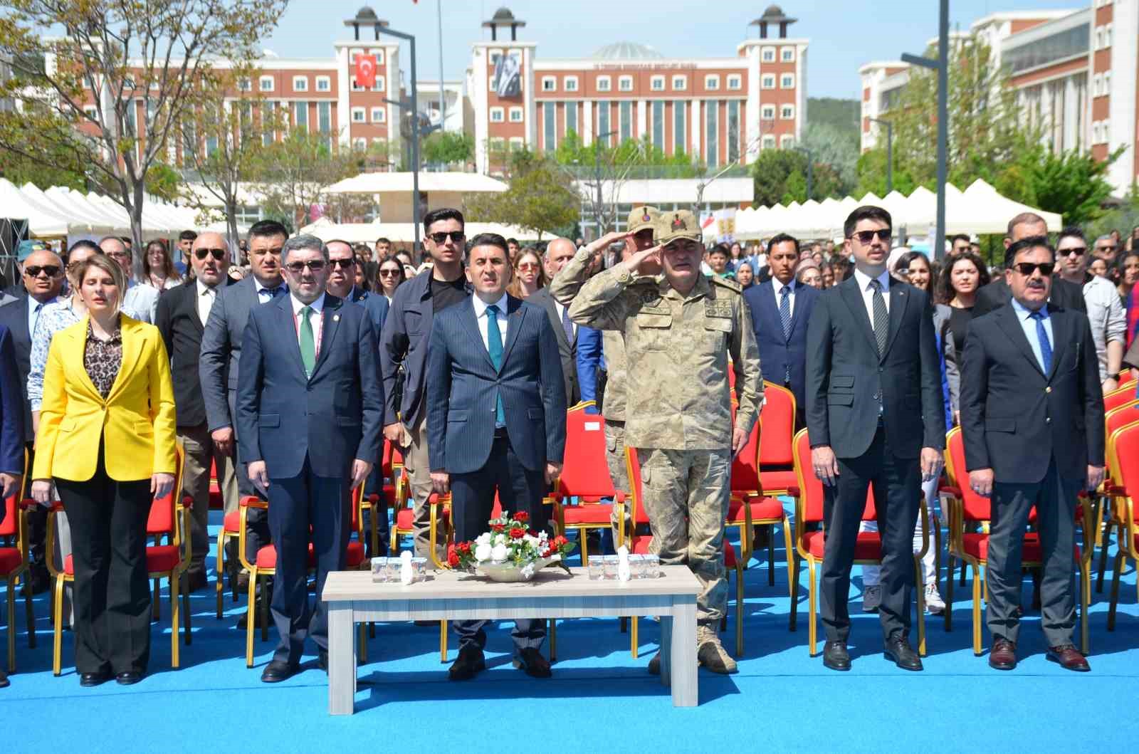 Vali Ayg&ouml;l, arp sanat&ccedil;ısı gibi h&uuml;nerlerini sergiledi
