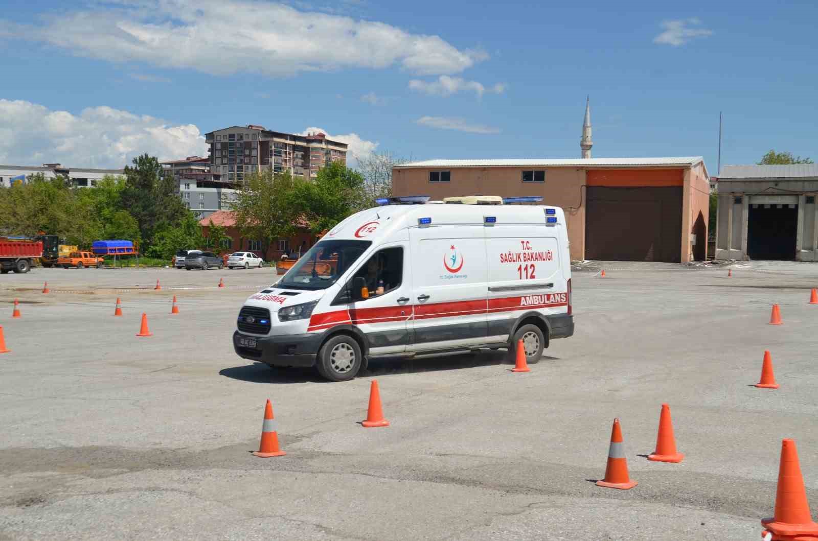 Ambulans s&uuml;r&uuml;c&uuml;lerine g&uuml;venli s&uuml;r&uuml;ş eğitimi
