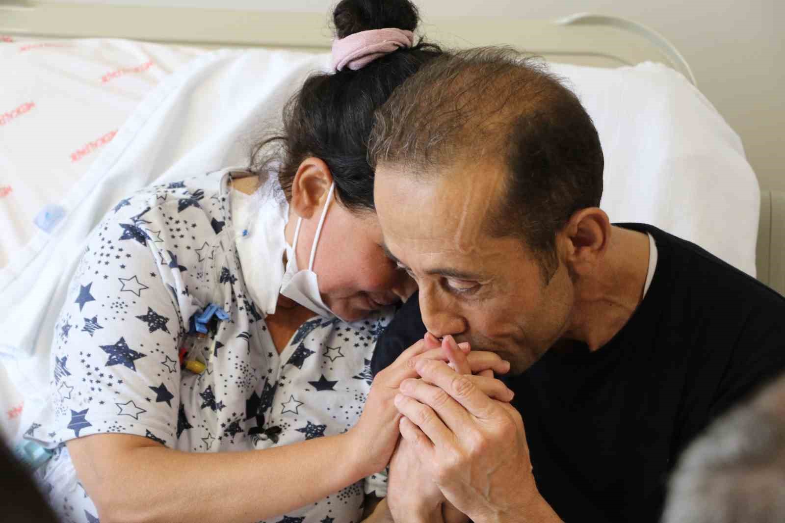 Yaşamasına y&uuml;zde 1 ihtimal verilen &ccedil;iftin sıra dışı aşkı
