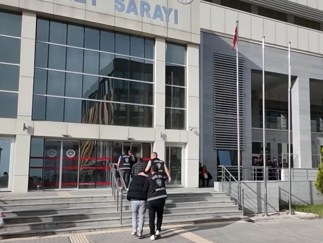 &rsquo;Sazan Sarmalı&rsquo; dolandırıcılık operasyonunda 8 g&ouml;zaltı
