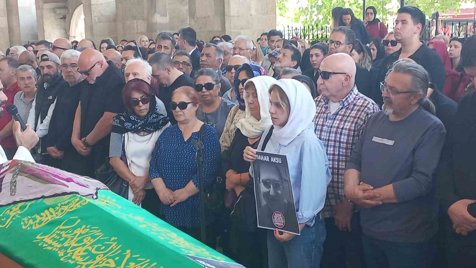 Bahar Aksu&rsquo;nun teyzesi konuştu: "Babası zengin olduğu i&ccedil;in peşini bırakmadı"
