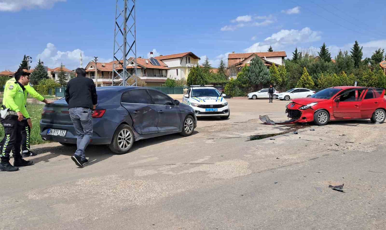 Kırıkkale&rsquo;de iki otomobil &ccedil;arpıştı: 1 yaralı
