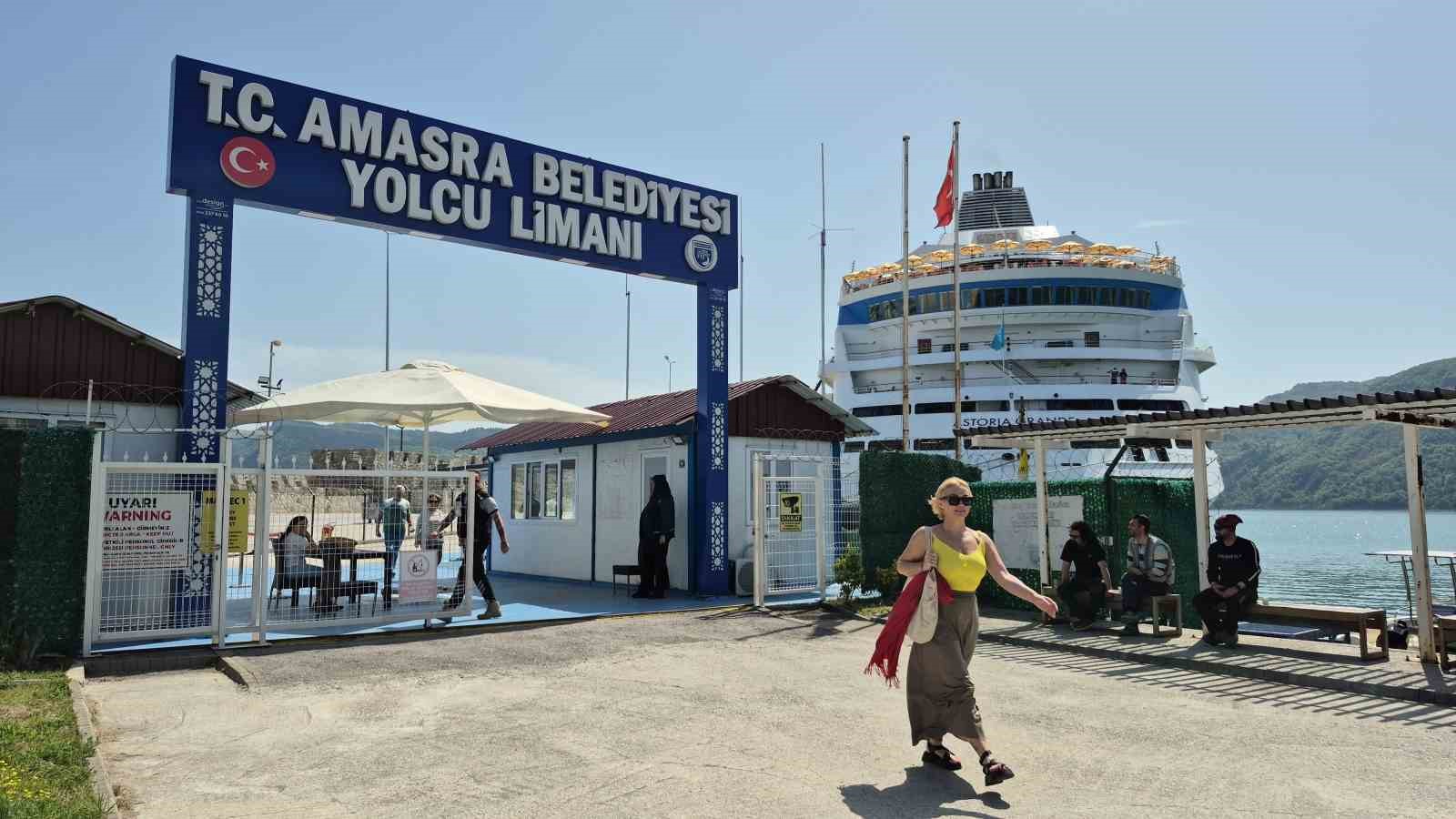 &Ccedil;eşmi Cihan Amasra&rsquo;ya havalar ısınmasıyla birlikte Rus akını da başladı
