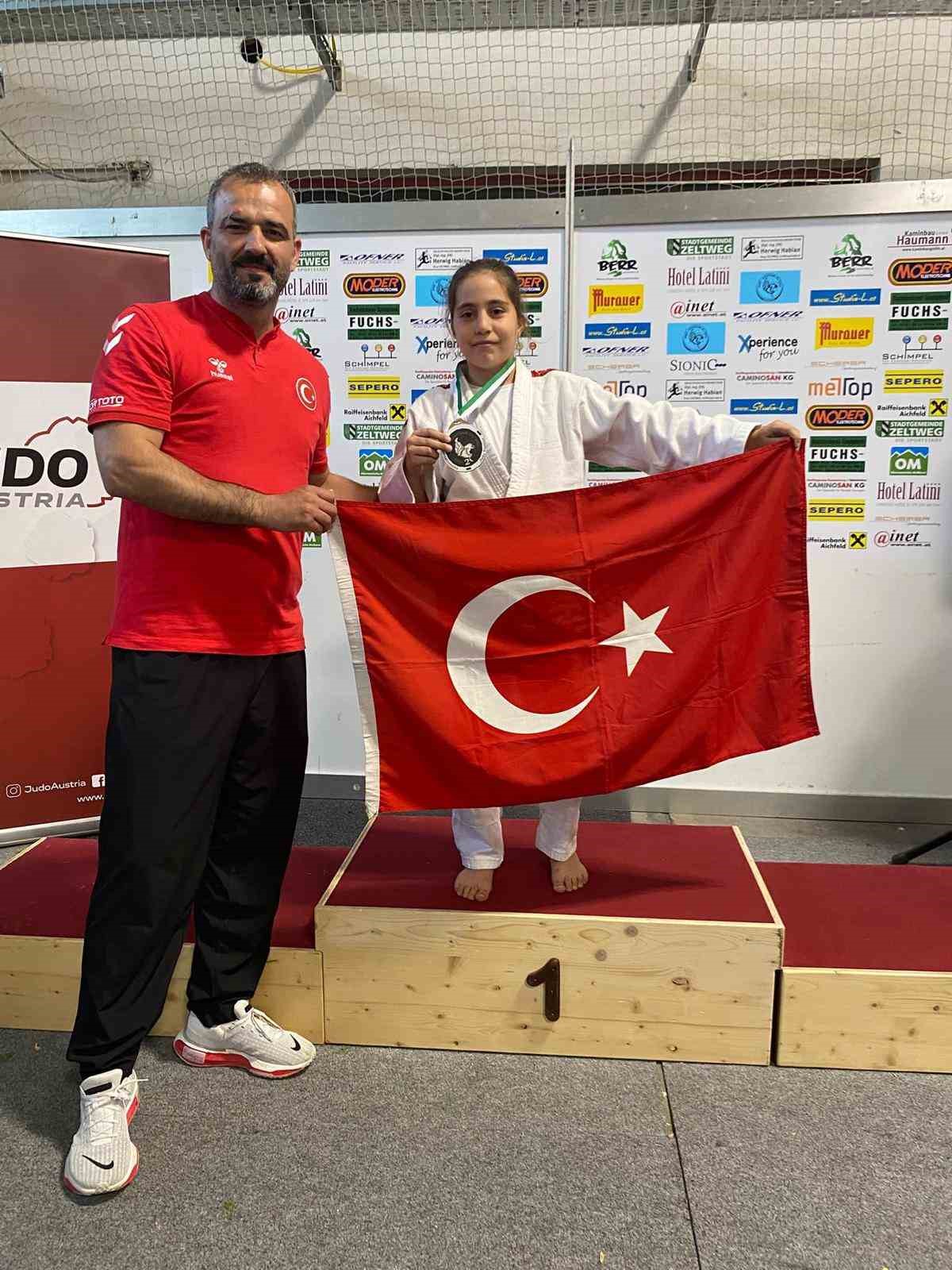 Yunusemreli judoculardan Avusturya&rsquo;da b&uuml;y&uuml;k başarı
