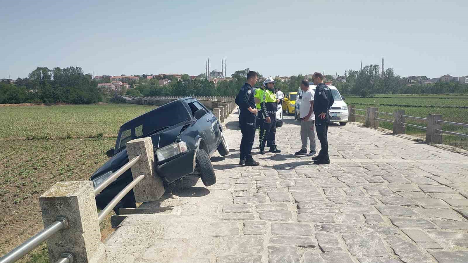 Otomobil k&ouml;pr&uuml;de asılı kaldı
