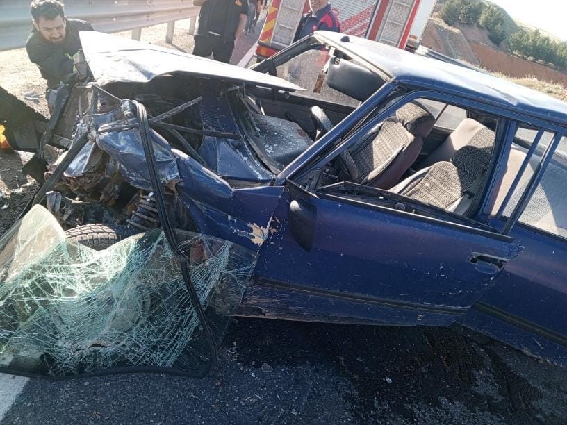 Otomobil bariyerlere çarparak hurdaya döndü: 1 yaralı