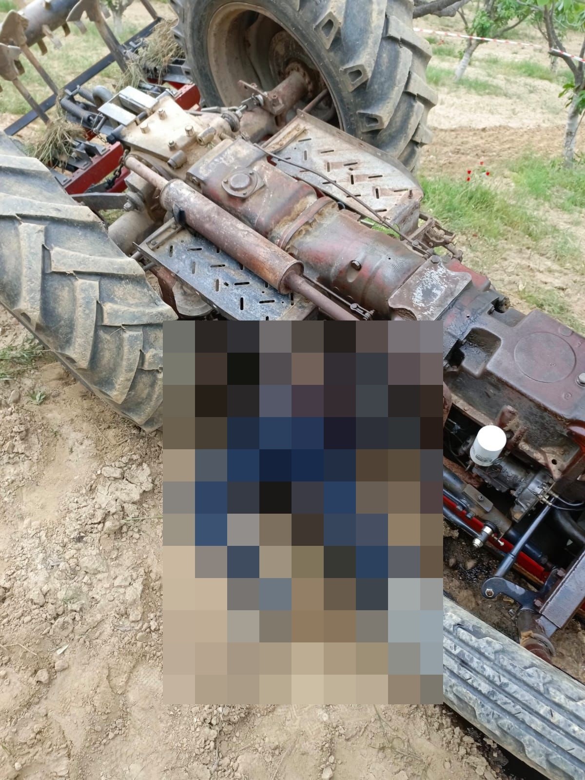 Germencik&rsquo;te devrilen trakt&ouml;r&uuml;n altında kalan şahıs hayatını kaybetti
