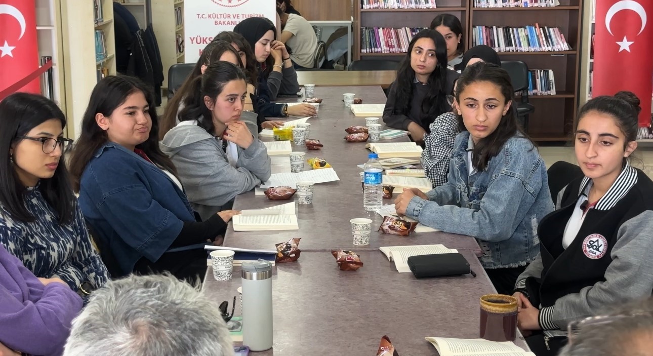 ’Yüksekova Okuyor’ etkinliğinde öğrenciler kitap içeriklerini tartıştı