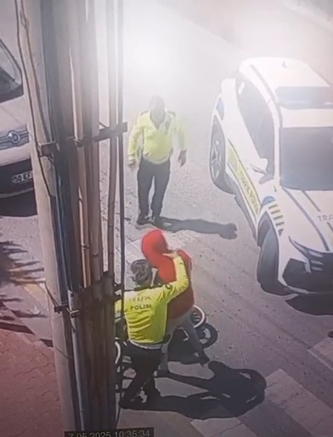 Maskeyi ağzına değil, plakaya taktı
