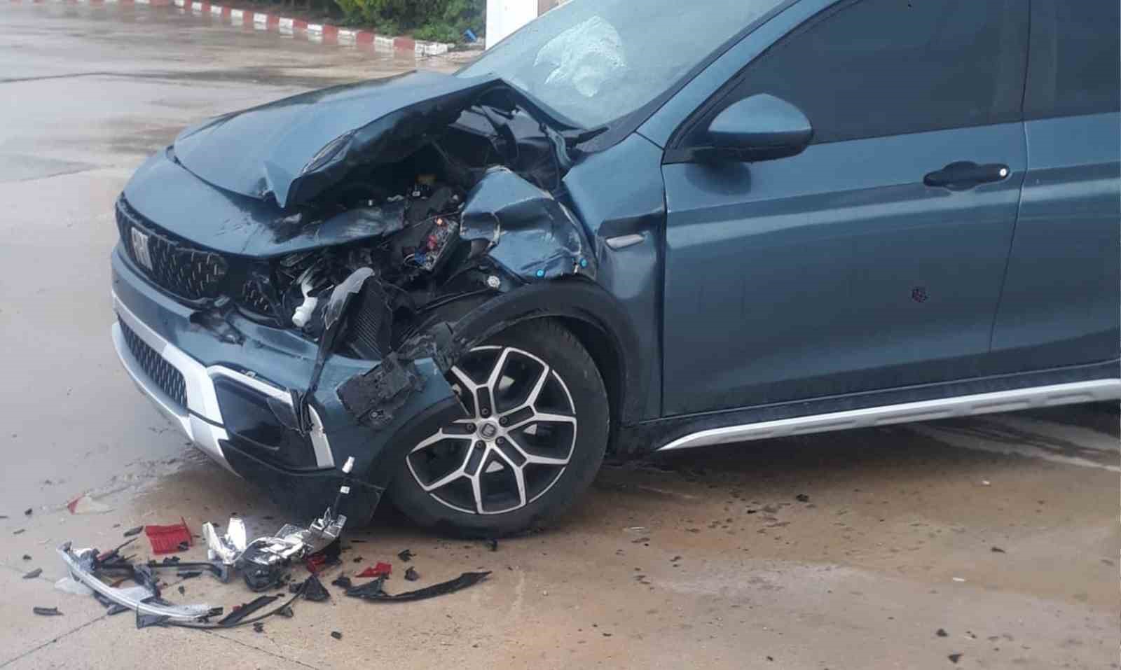 Kırıkkale&rsquo;de otomobil park halindeki &ccedil;ekiciye &ccedil;arptı: 2 yaralı
