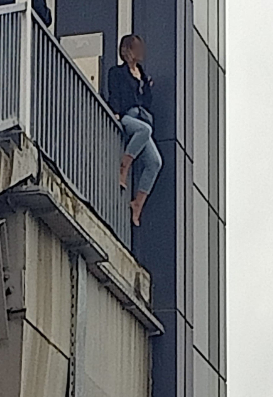 Samsun&rsquo;da &uuml;st ge&ccedil;idin korkuluklarına &ccedil;ıkan kadını polis ikna etti
