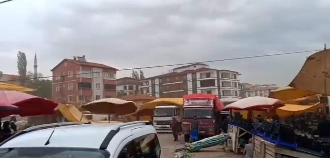 Yozgat’ta fırtına pazar yerini uçurdu