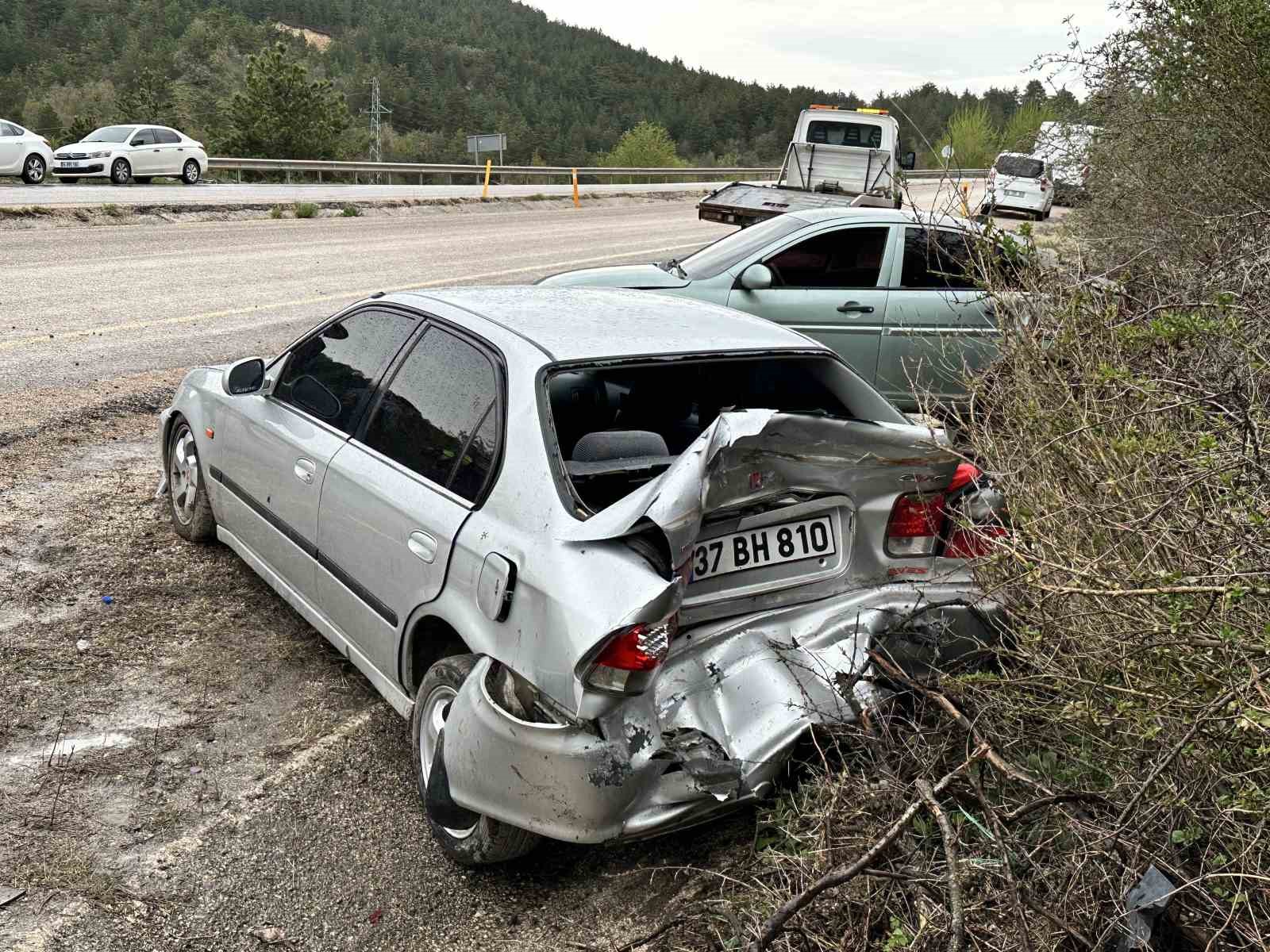 Virajı alamayan otomobil park halindeki araca çarptı: 4 yaralı