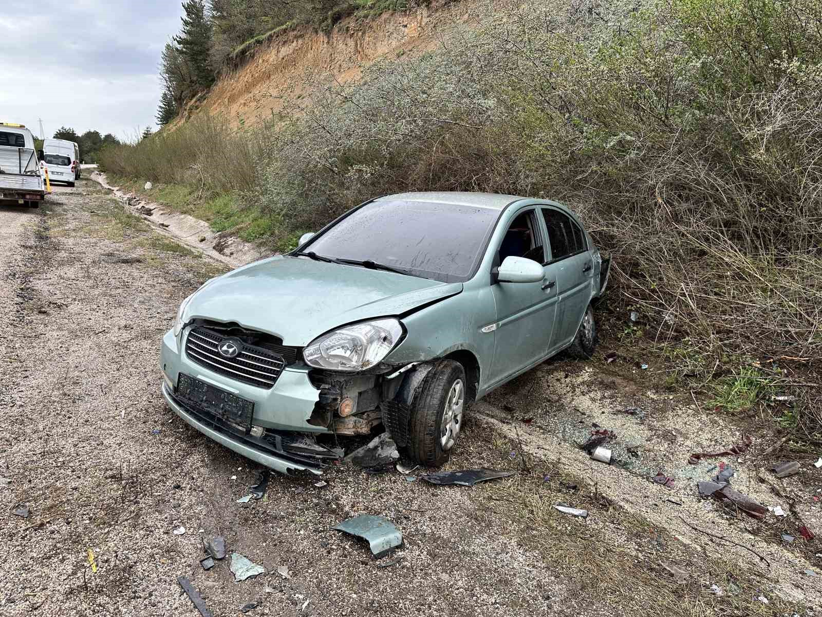 Virajı alamayan otomobil park halindeki araca &ccedil;arptı: 4 yaralı
