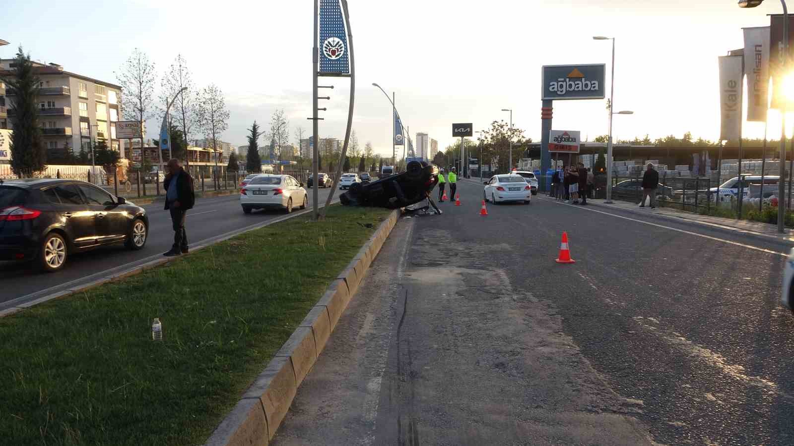 Malatya&rsquo;da kontrolden &ccedil;ıkan otomobil ref&uuml;je &ccedil;arptı: 1 yaralı
